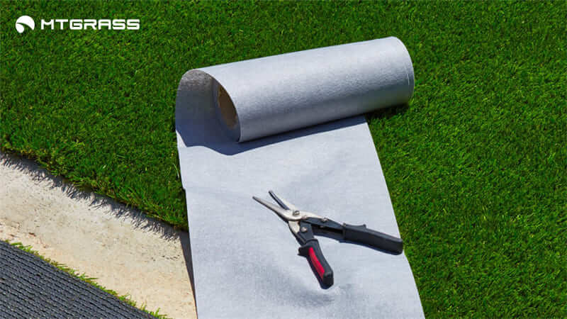 Come mantenere pulito il manto erboso artificiale