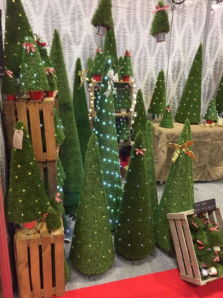 Keski joulukuusi nurmikolla näytöt